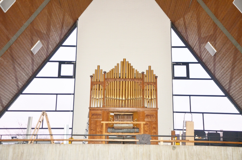 Organ being installed